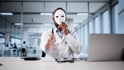 صدمة في الجزائر.. أطباء مزيفون يجرون عمليات ويحقنون مرضى بإبر واحدة