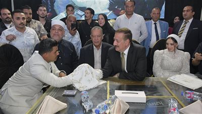محافظ بورسعيد يحقق أمنية عروس يتيمة ويقف إلى جوارها وكيلا في عقد قرانها