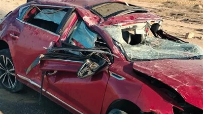 مصرع سيدة ونجلتها وحفيدها وإصابة 3 آخرين في انقلاب سيارة بطريق السويس القاهرة