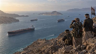 الحوثيون يقتربون من شريان التجارة العالمي.. ماذا يحدث في باب المندب؟