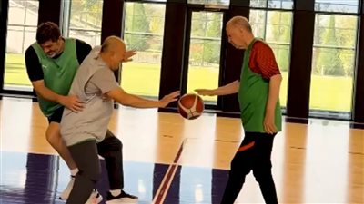 أردوغان يعود إلى ملاعب كرة السلة بمشاركة مسؤولين وحفيده (فيديو)