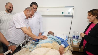 محافظ السويس يطمئن على حالة المعلم ناصر نظير بالمجمع الطبي بعد إصابته 