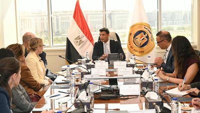 وزير الصناعة يبحث مع البنك الأوروبي تمويل مشروعات الصناعة والطاقة المتجددة