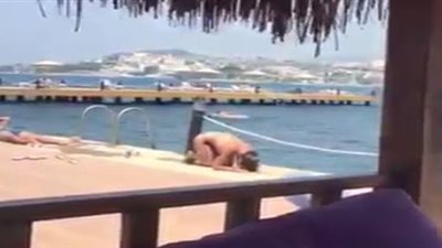 شاهد بالفيديو.. سائحة تصلي بالبكيني على شاطئ بودروم في تركيا