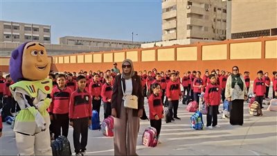 بالهدايا والألعاب.. مدارس الإسماعيلية تستقبل طلابها في أول أيام العام الدراسي 