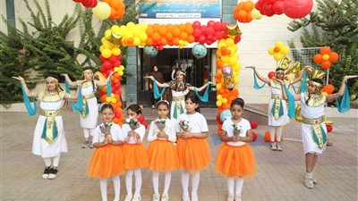 بالزى الفرعونى وعلم مصر .. طلاب مدارس الشرقية يستقبلون نائب وزير التعليم