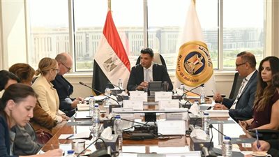 وزير الصناعة يبحث مع البنك الأوروبي دعم الطاقة المتجددة وترشيد المياه بالمصانع