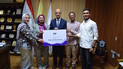 رئيس جامعة بني سويف يشيد بفريق HydraSoil الاول بمسابقة زويل للشركات الناشئة