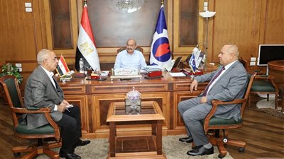 محافظ السويس يبحث مع رئيس كهرباء القناة تطوير الشبكات وتحسين الخدمة