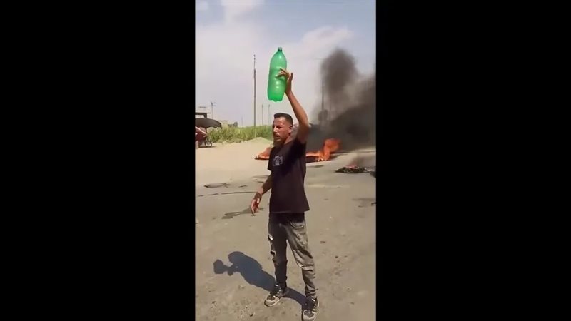 مواطن سوري يسكب البنزين