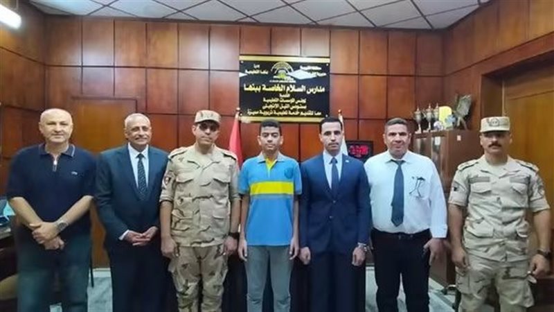 تكريم نجل شهيد بمدرسة