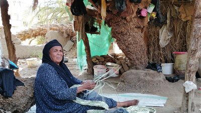 سيدة الصبر.. الحاجة باتعة أفنت عمرها في صناعة المقاطف: نفسي أجوز حفيدتي 