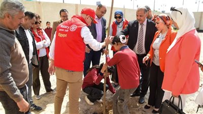 وكيل تعليم بورسعيد يشارك الطلاب عملية تشجير مدرسة على سليمان الابتدائية