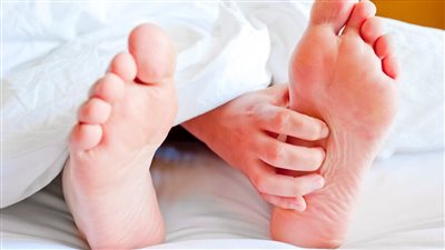 أسباب وحلول فعالة لحرارة القدمين من الأسفل: طرق طبيعية وطبية للتخفيف