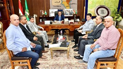محافظ المنوفية يناقش الموقف التنفيذي لمشروعات قطاع رصف الطرق