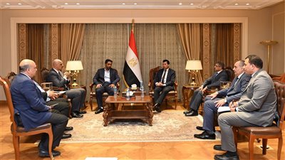 وزير الرياضة يبحث آليات تنظيم دوري نزلاء مراكز الإصلاح والتأهيل لكرة القدم 