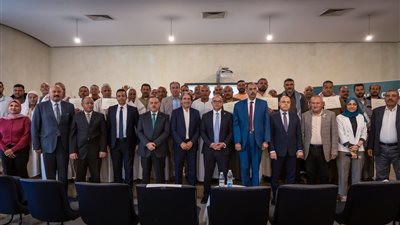 تسليم عوائد بيع شهادات خفض انبعاثات كربونية لعدد من المزارعين بالمحافظات