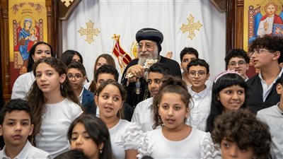 جلسة تسودها المحبة.. البابا تواضروس يلتقي أبناء الكنيسة الإثيوبية في بولندا