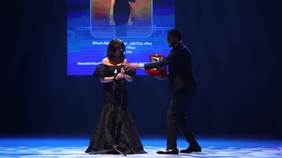 ريهام عبد الغفور تهدي تكريمها من مهرجان الإسكندرية للفيلم القصير لوالديها |صور