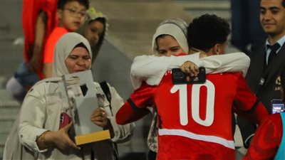 بعد هدفه لمنتخب الشباب .. محمد عبدالله يهدي جائزة أفضل لاعب لوالدته 