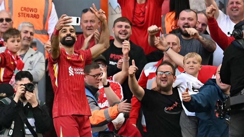 محمد صلاح يحتفل مع