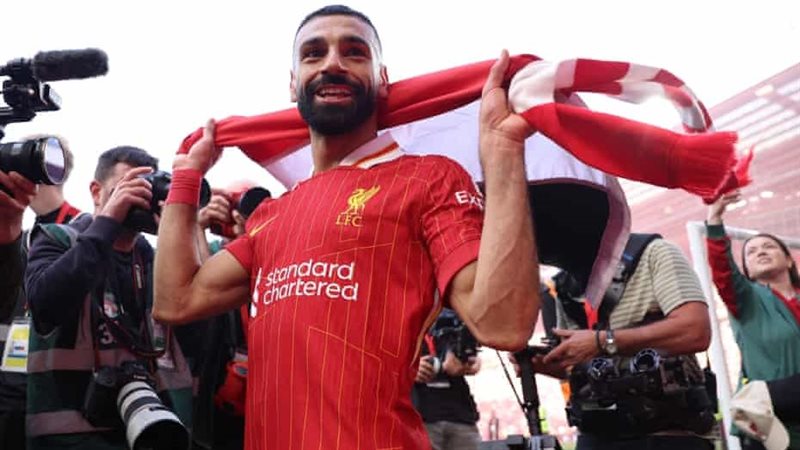 محمد صلاح يحمل علم