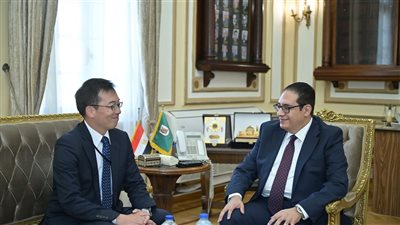 رئيس جامعة القاهرة يناقش مع ممثل 