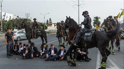 الحريديم يغلقون الطرق في تل أبيب احتجاجًا على التجنيد الإجباري
