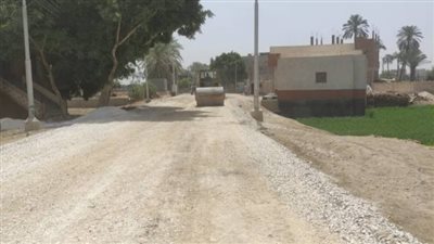 محافظ أسيوط يتابع استكمال أعمال رصف طريق جسر طراد النيل بقريتي الوعاضلة والكرد