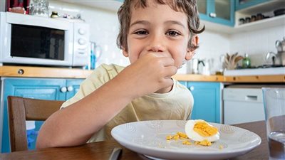 بعد انخفاض سعره في الأسواق.. بيضة واحدة لطفلك لها فوائد سحرية