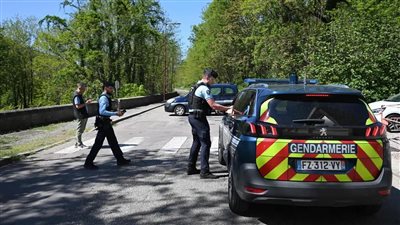 شاب بلا سوابق.. تسليم المشتبه به في طعن مصلٍ بمسجد فرنسي إلى الشرطة الإيطالية