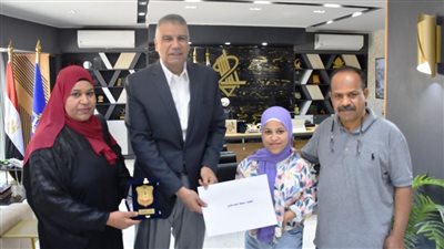 محافظ أسوان يكرم عدد من الطلاب المشاركين بأعمال فنية متميزة