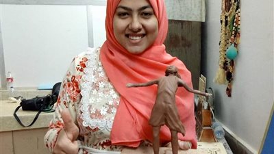 أبطال لا يعرفون المستحيل.. هاجر تحدت الإعاقة بالرسم والتفوق الدراسي  بسوهاج