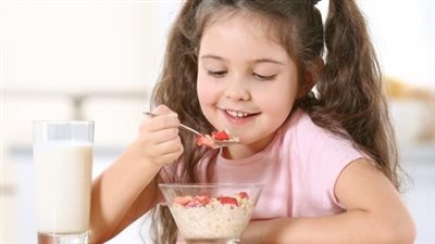 منها الحلوى المعلبة.. وجبة إفطار تجنبي تقديمها لأطفالك في الصباح