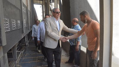 محافظ الغربية يتفقد مواقع تخزين القمح بطنطا ويؤكد استمرار دعم الأمن الغذائي