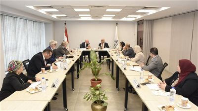 رئيس جامعة عين شمس يستقبل وفد جامعة إكستر البريطانية