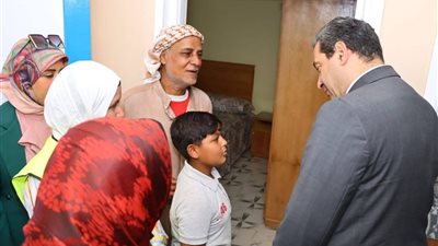 فيها حاجه حلوة.. تسليم مفاتيح 13 منزلا بعد تأهيلهم وتوصيل المياه بدمياط 