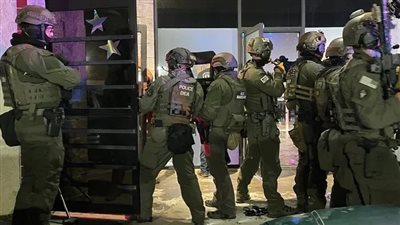 وجدوا عسكريين.. اعتقال أكثر من 100 مهاجر غير شرعي في مداهمة نادٍ سري بأمريكا