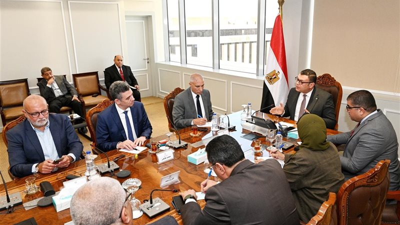 وزير الإسكان مع مسئولي