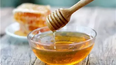 لماذا يجب أن تبدأ يومك بملعقة عسل؟ اكتشف كيف تغير حياتك للأفضل 