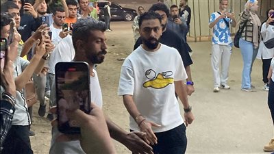 حسين الشحات وأفشة وأبو الليف..نجوم الفن والرياضة في عزاء أمح الدولي