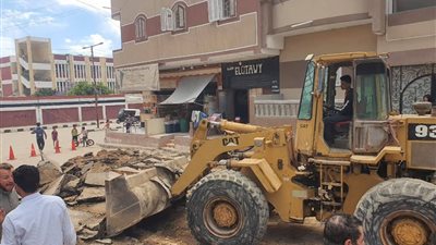 محافظ الإسماعيلية يتابع أعمال تطوير الطرق بالقنطرة شرق