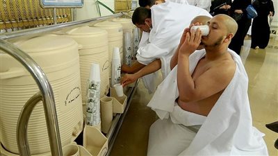 هل الدعاء بعد شرب ماء زمزم مستجاب؟.. أمين الإفتاء يوضح الحقيقة الكاملة