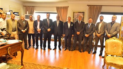 محافظ أسيوط يلتقي وفد من المالية و