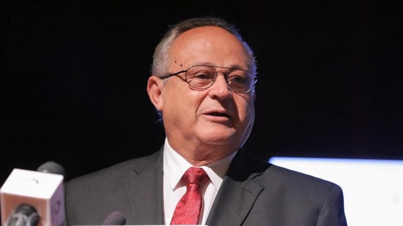 الدكتور أحمد زايد،