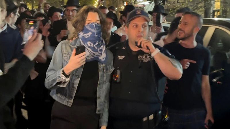 اليهود الحريديم يشعلون