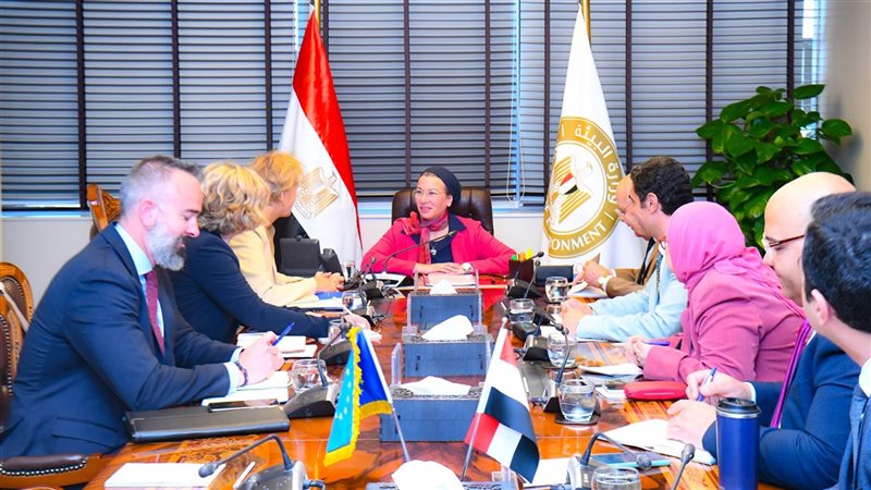  وزيرة البيئة تستقبل