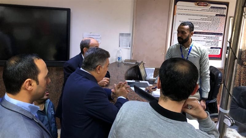 محافظ الدقهلية أثناء