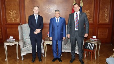 الفريق أسامة ربيع يبحث سبل التعاون المشترك مع السفير البريطاني