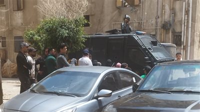 وسط تشديدات أمنية.. المتهم بذبح زوجته يمثل الجريمة بمسرح الواقعة ببورسعيد